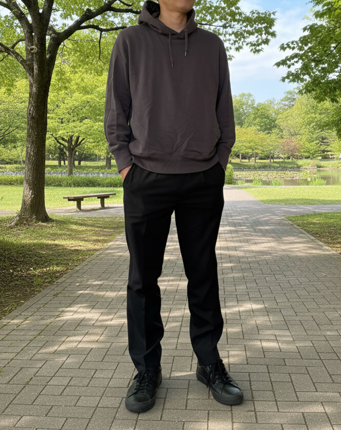 AUENのテーパードパンツとスウェットパーカー